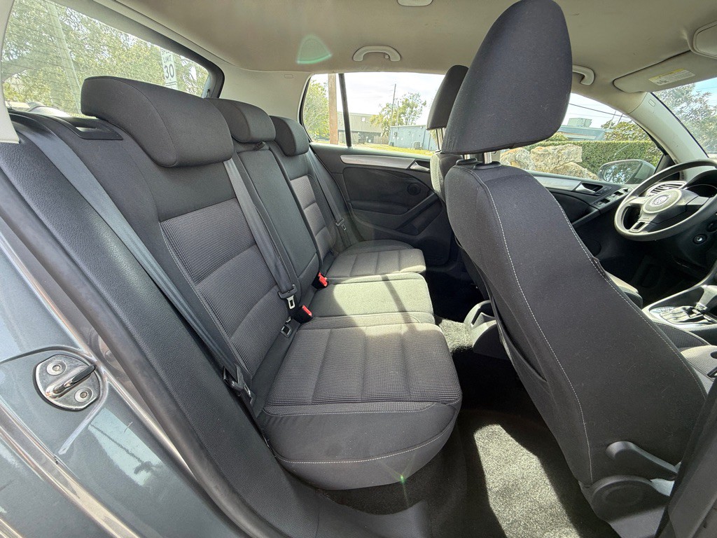 2010 Volkswagen Golf Image 14
