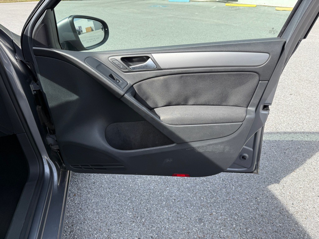 2010 Volkswagen Golf Image 18