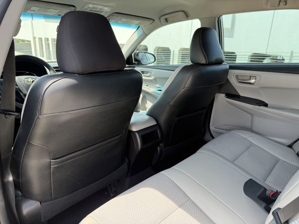 2016 Toyota Camry Image 17