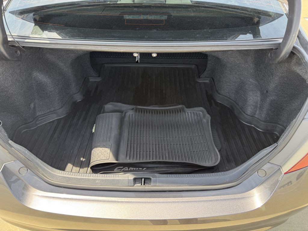 2016 Toyota Camry Image 19
