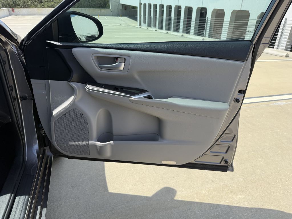 2016 Toyota Camry Image 26