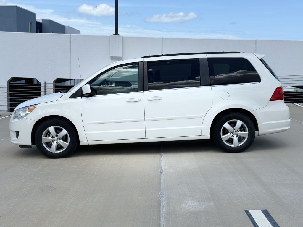 2011 Volkswagen Routan Image 2