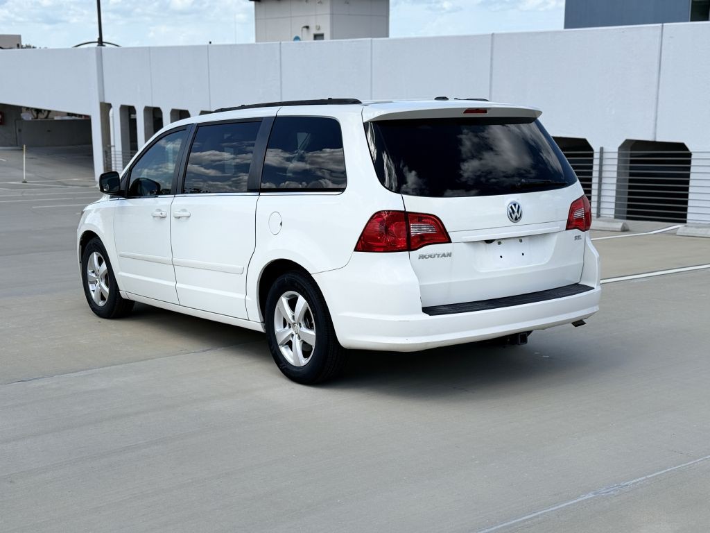 2011 Volkswagen Routan Image 3