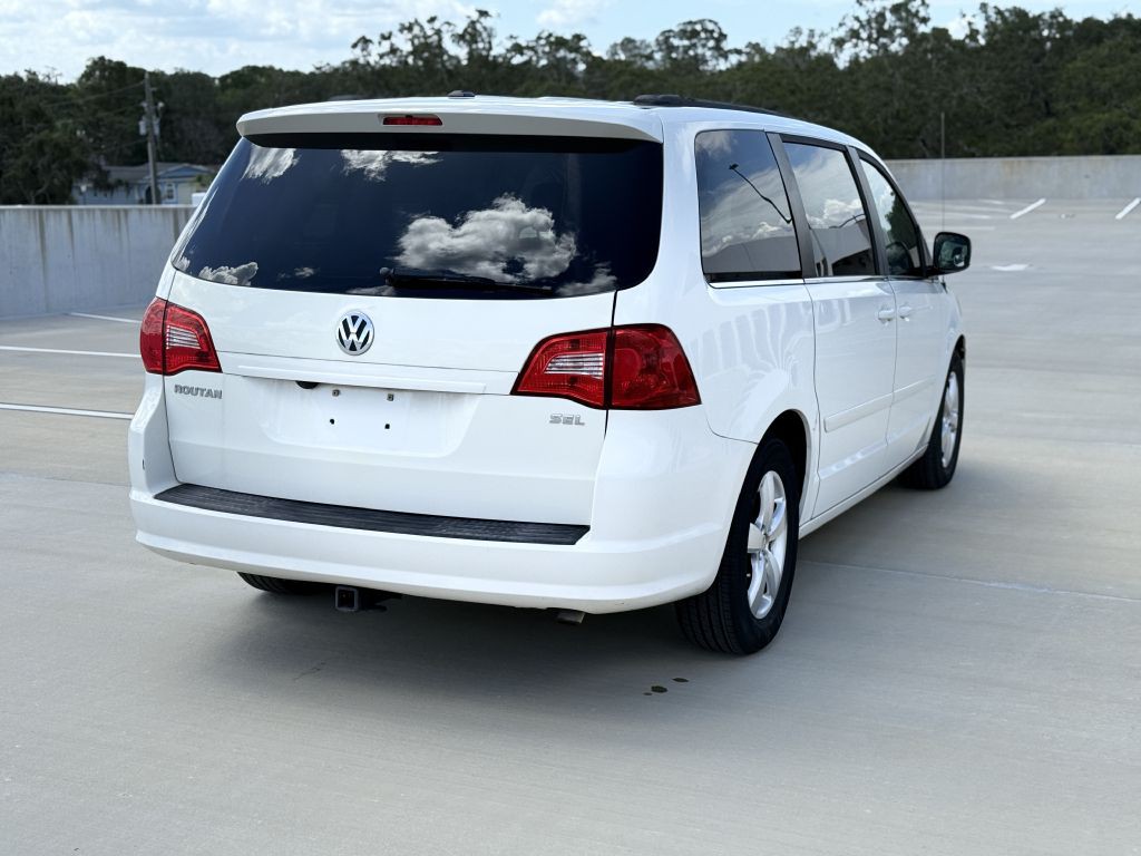 2011 Volkswagen Routan Image 4
