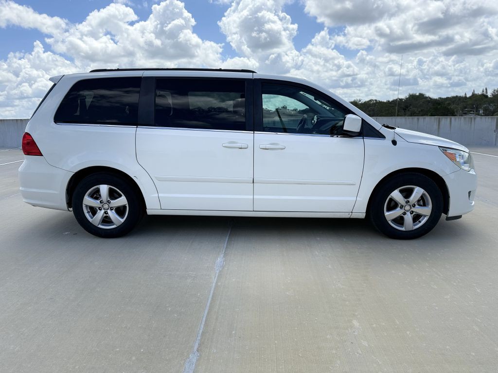 2011 Volkswagen Routan Image 5