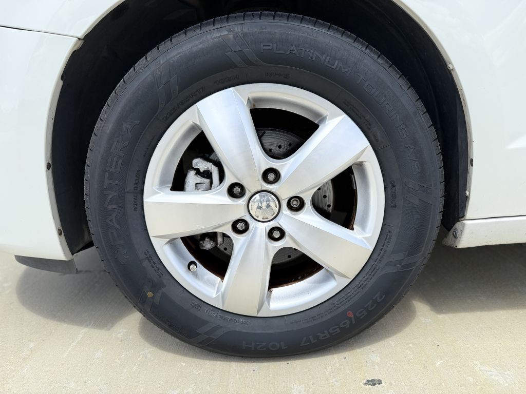 2011 Volkswagen Routan Image 9