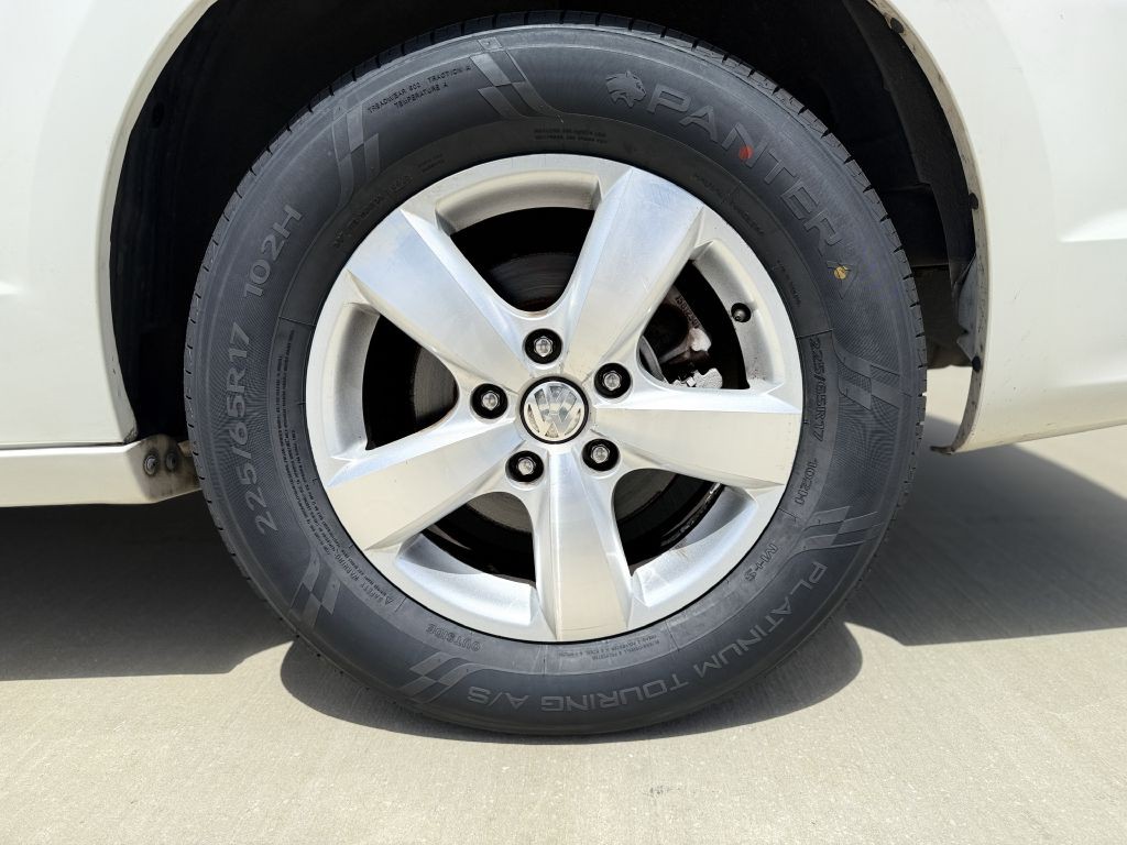 2011 Volkswagen Routan Image 10