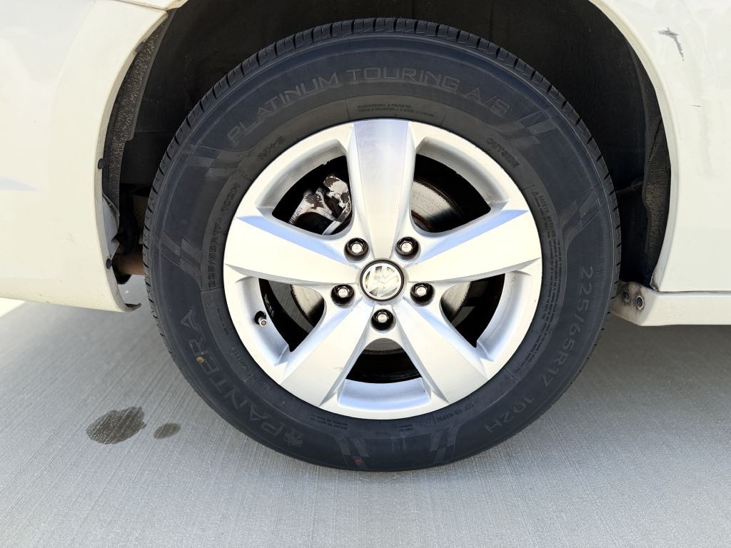 2011 Volkswagen Routan Image 11