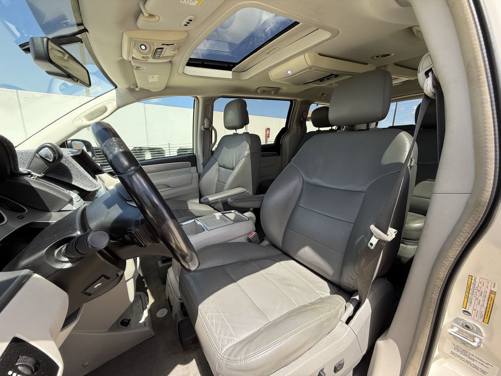 2011 Volkswagen Routan Image 13