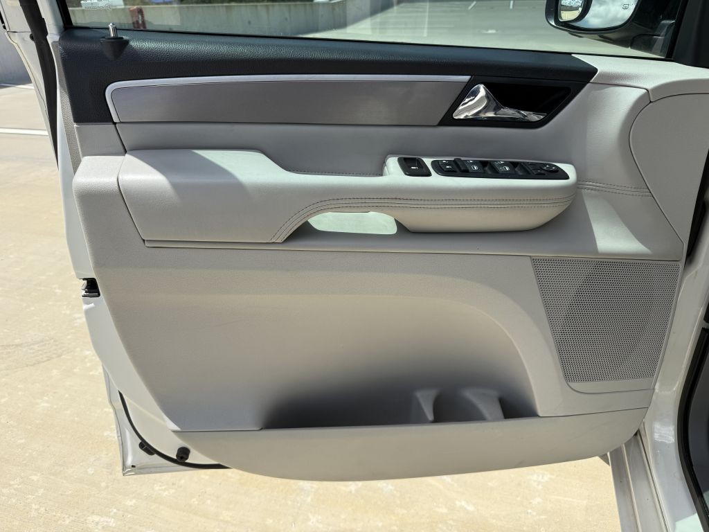 2011 Volkswagen Routan Image 15
