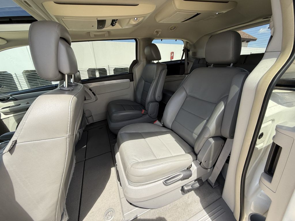 2011 Volkswagen Routan Image 16