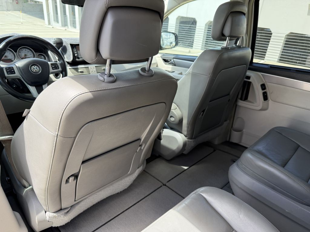 2011 Volkswagen Routan Image 17