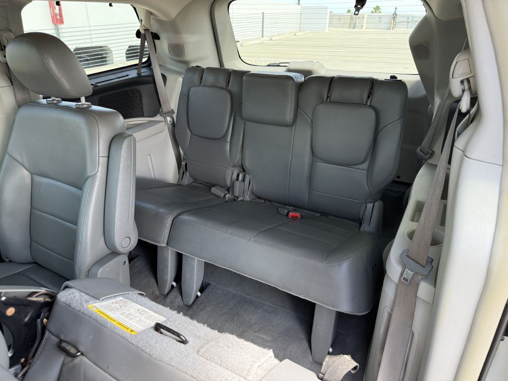 2011 Volkswagen Routan Image 18