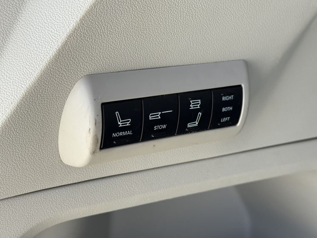 2011 Volkswagen Routan Image 21