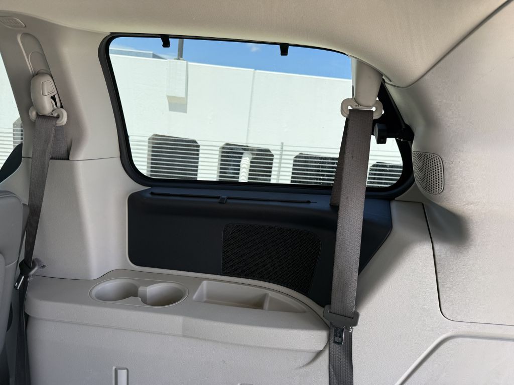 2011 Volkswagen Routan Image 23