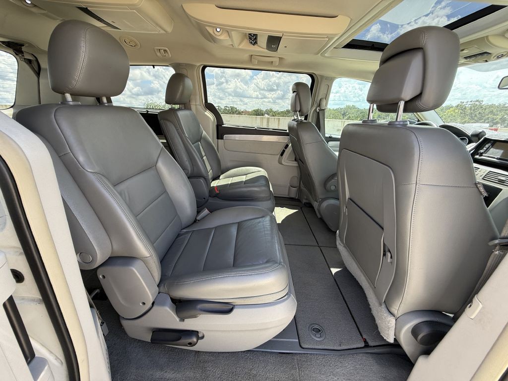 2011 Volkswagen Routan Image 24