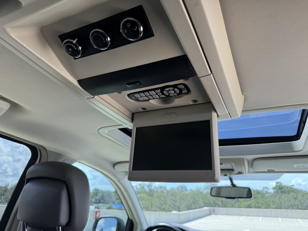 2011 Volkswagen Routan Image 25