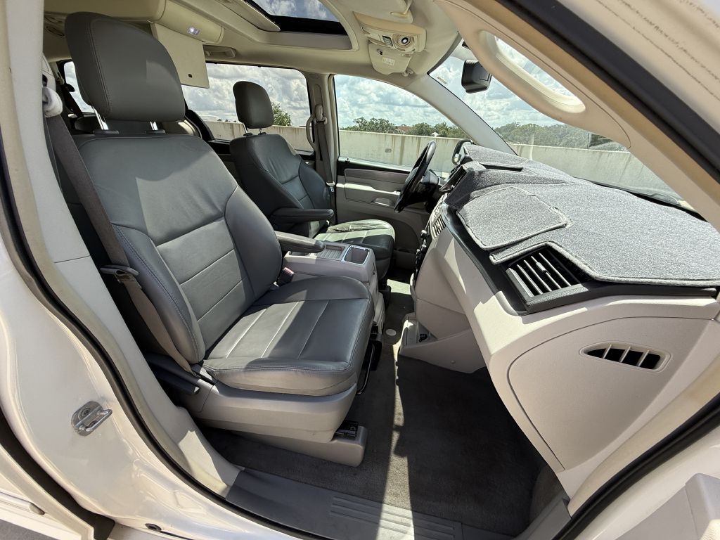 2011 Volkswagen Routan Image 27