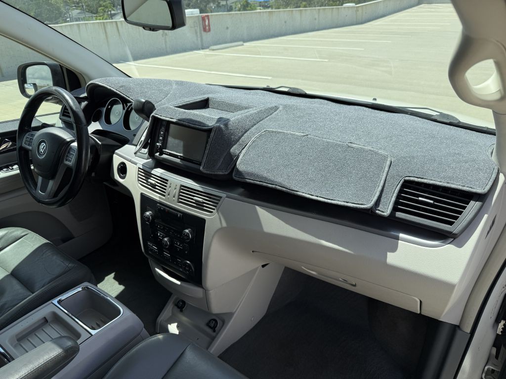 2011 Volkswagen Routan Image 28