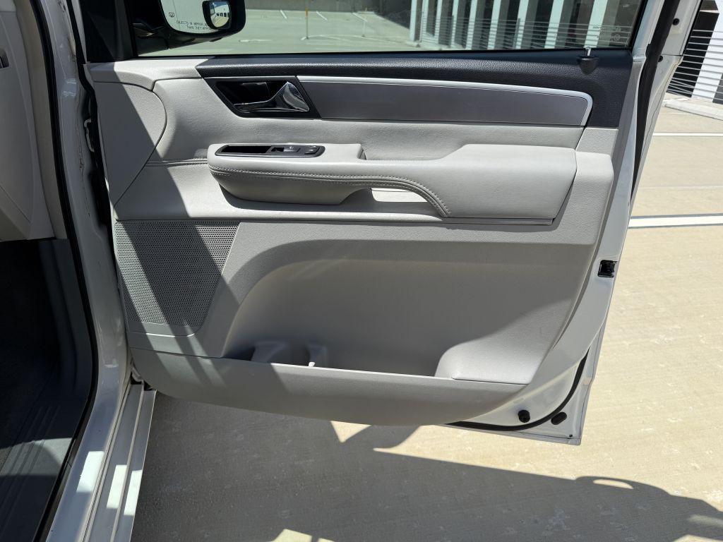2011 Volkswagen Routan Image 29