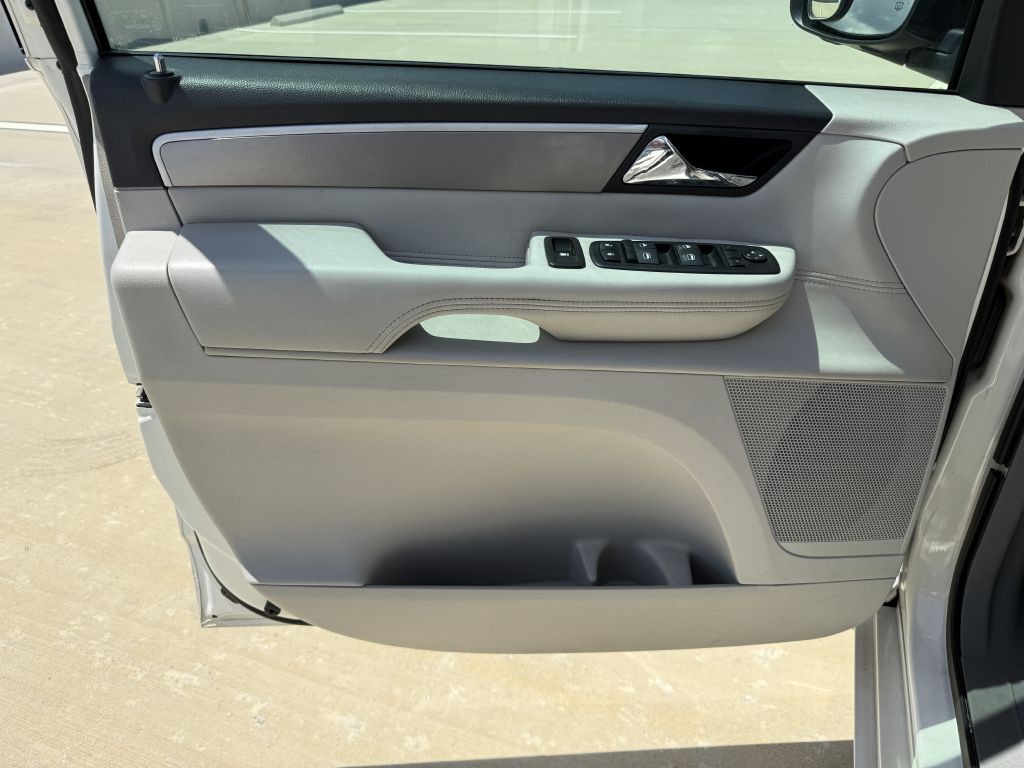 2011 Volkswagen Routan Image 30