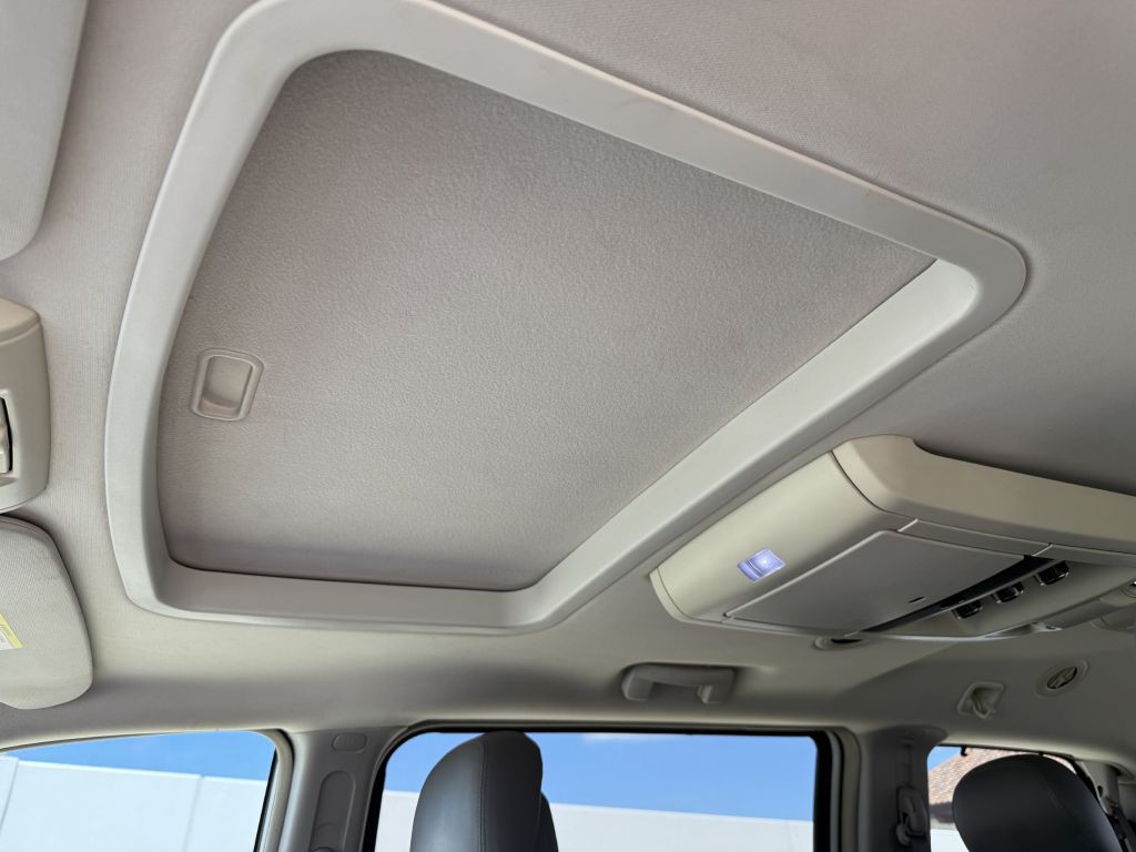 2011 Volkswagen Routan Image 32