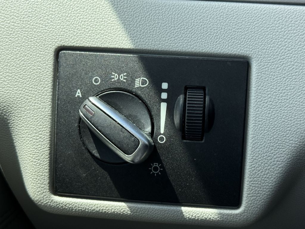 2011 Volkswagen Routan Image 34