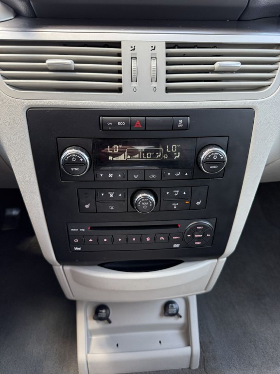 2011 Volkswagen Routan Image 36