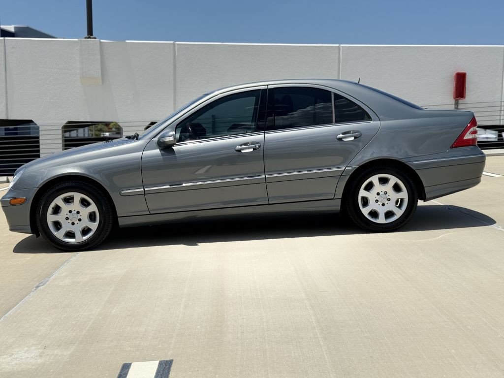 2005 Mercedes-Benz C-Class Image 2