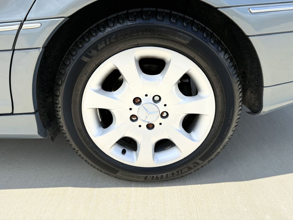 2005 Mercedes-Benz C-Class Image 8