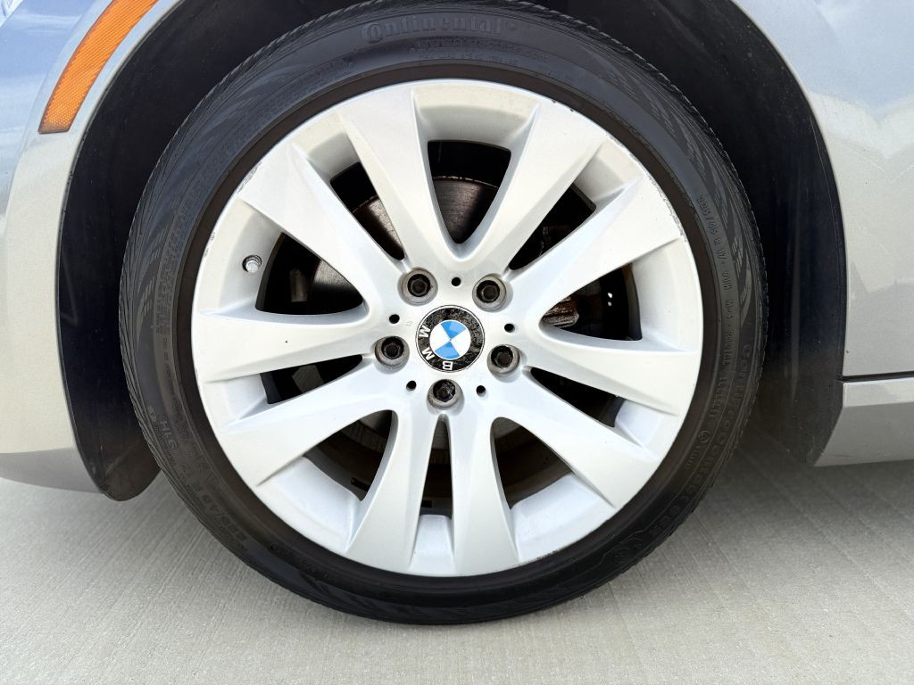 2012 BMW 3 Series Image 8