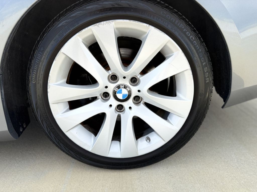 2012 BMW 3 Series Image 9