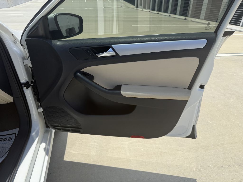 2011 Volkswagen Jetta Image 27