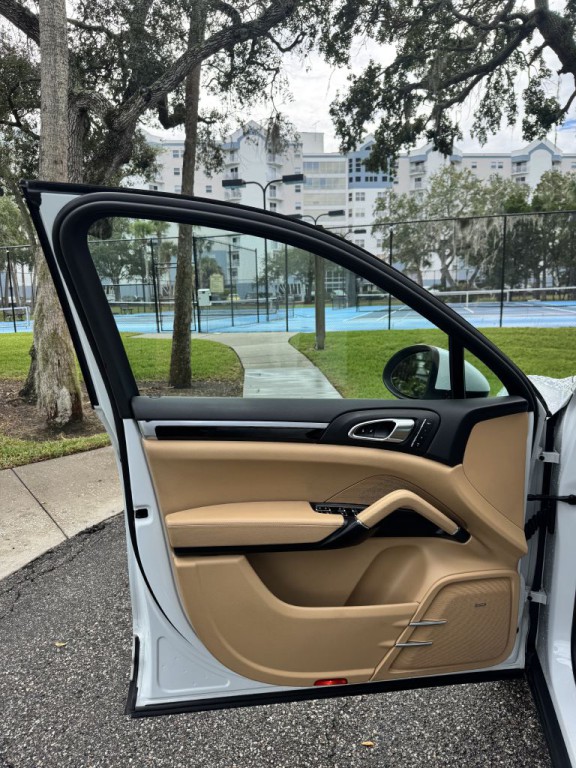 2014 Porsche Cayenne Image 11