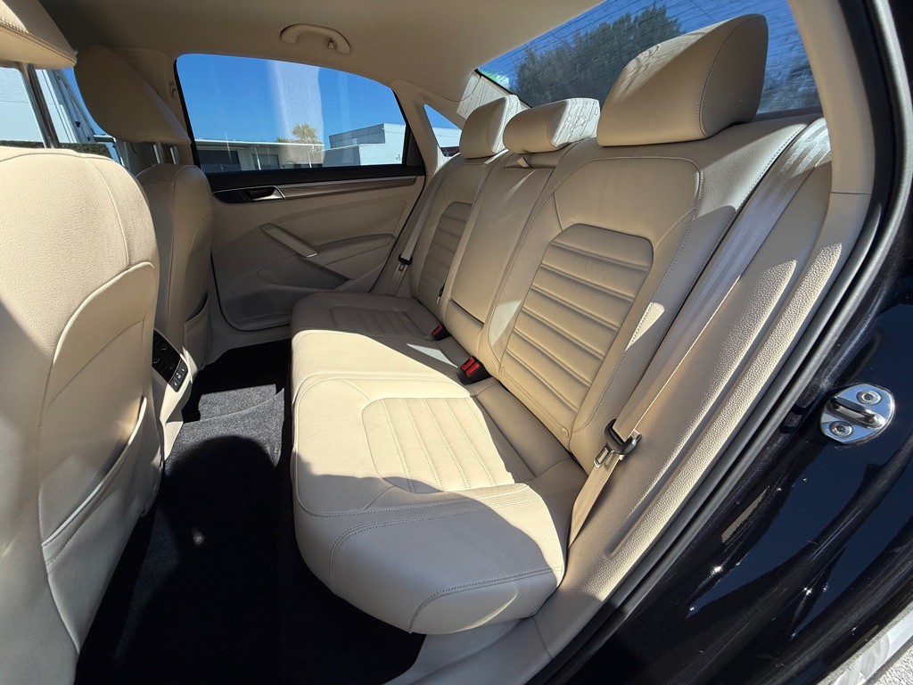 2017 Volkswagen Passat Image 11