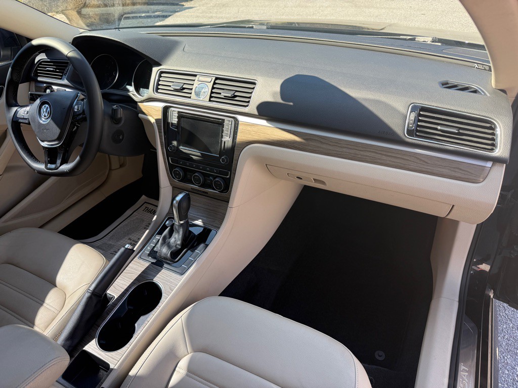 2017 Volkswagen Passat Image 16