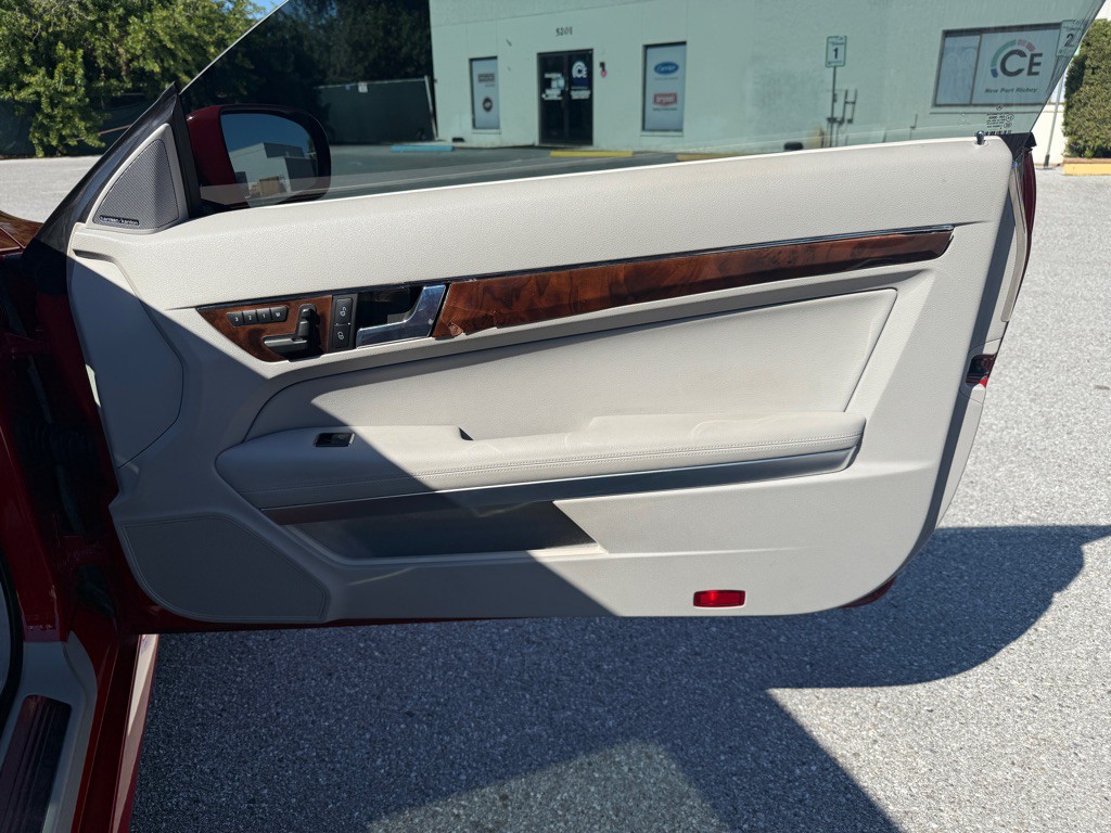 2010 Mercedes-Benz E-Class Image 17