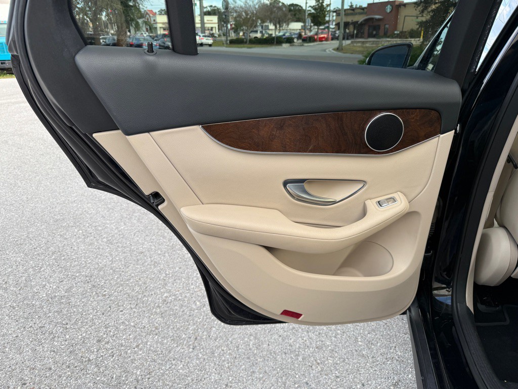 2016 Mercedes-Benz GLC-Class Image 12