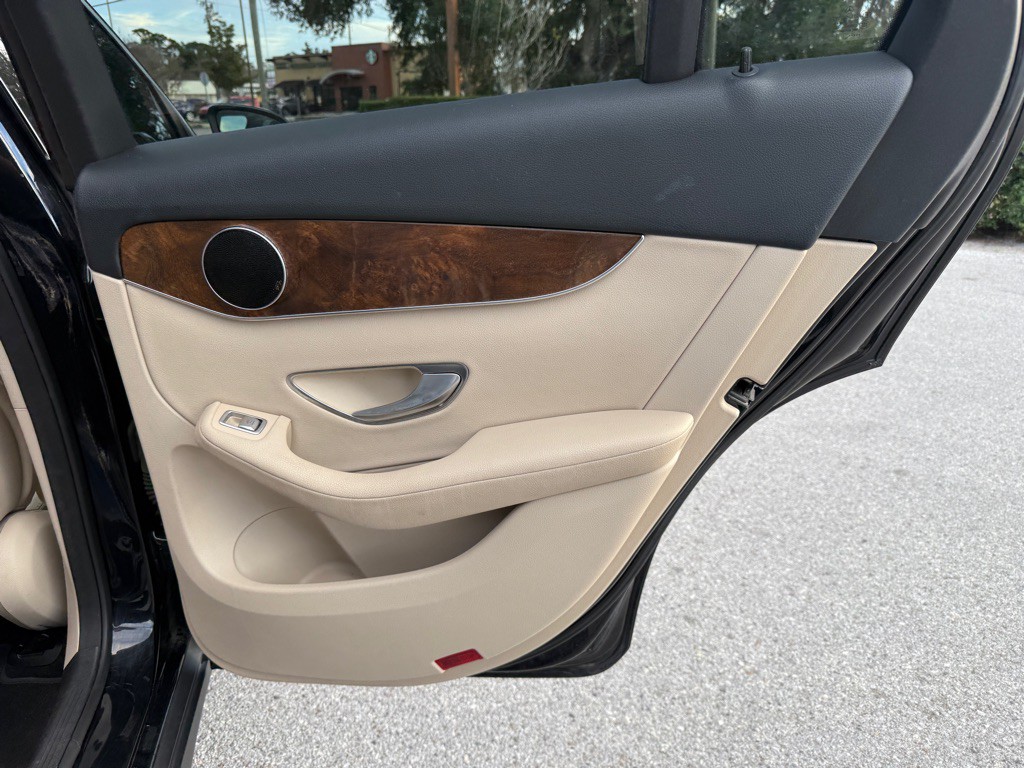 2016 Mercedes-Benz GLC-Class Image 16