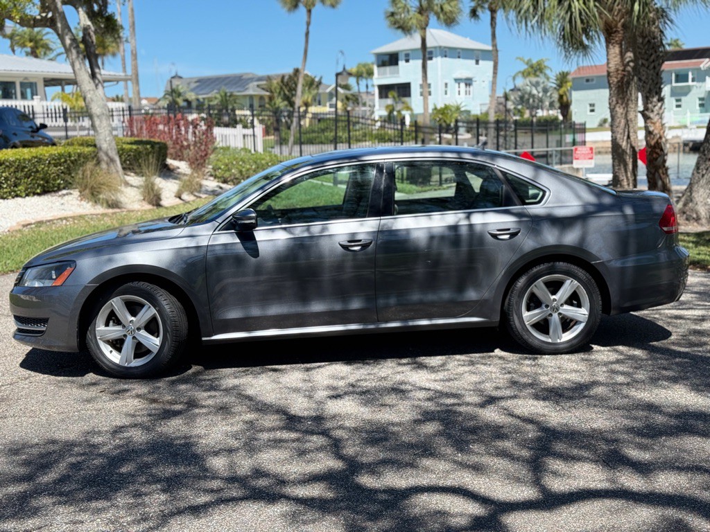 2013 Volkswagen Passat Image 2