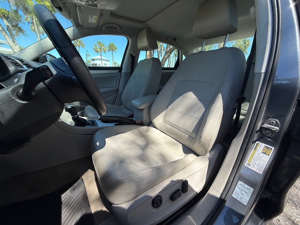 2013 Volkswagen Passat Image 10