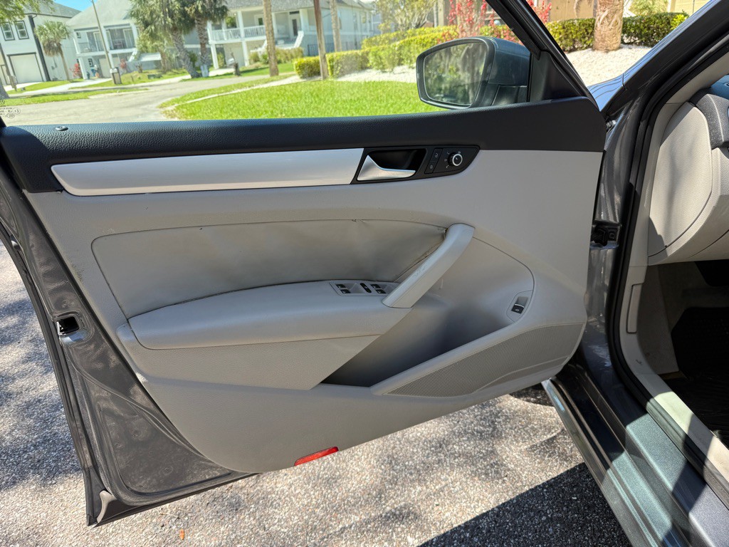 2013 Volkswagen Passat Image 12