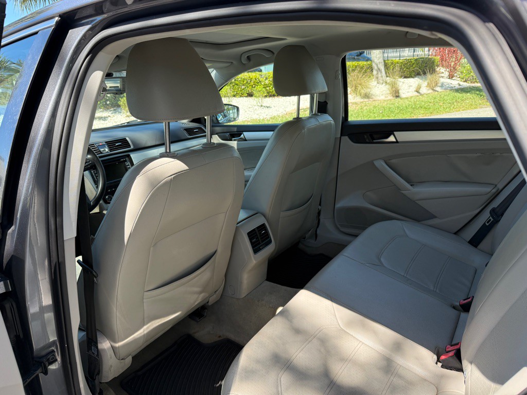 2013 Volkswagen Passat Image 14