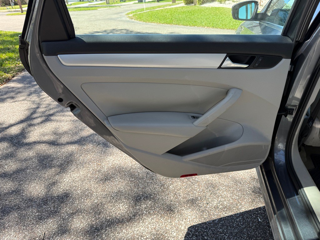 2013 Volkswagen Passat Image 15