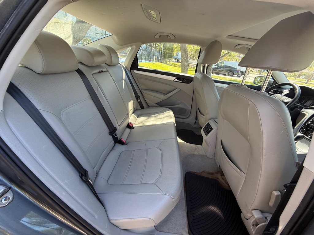 2013 Volkswagen Passat Image 17