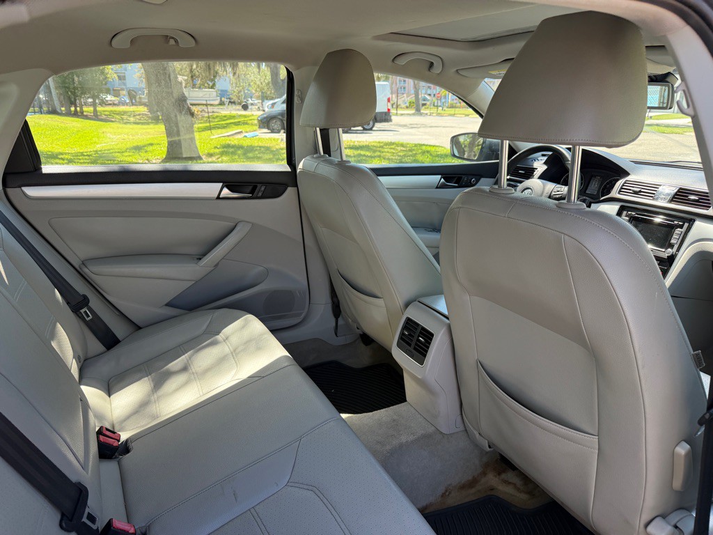 2013 Volkswagen Passat Image 18