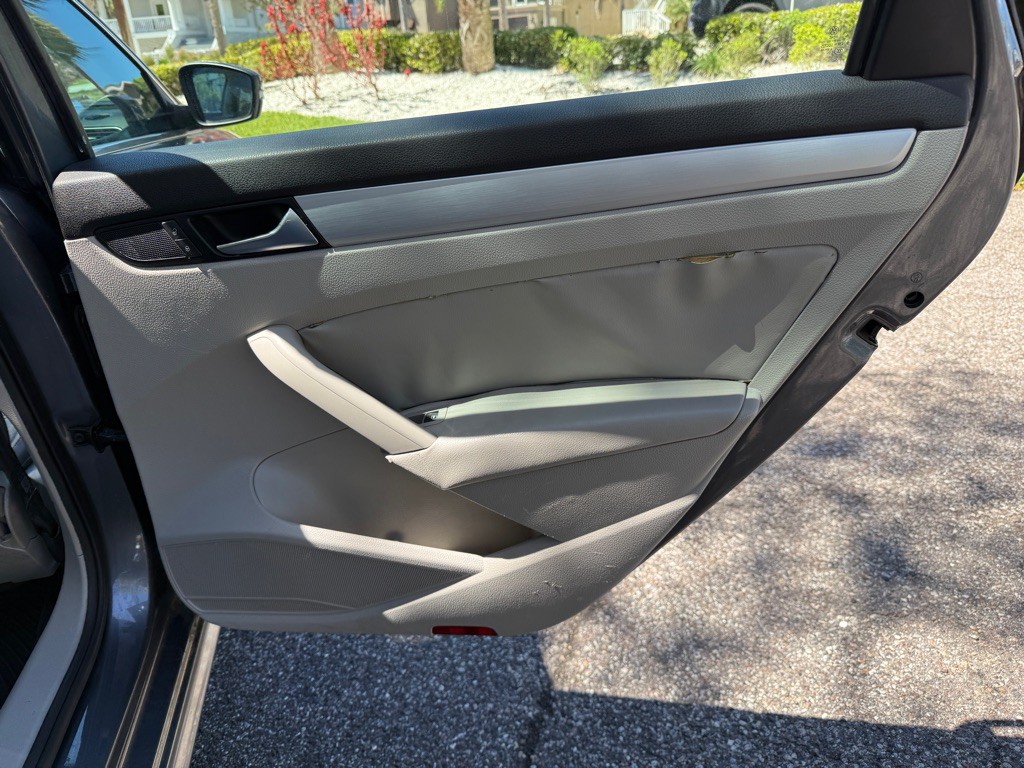 2013 Volkswagen Passat Image 19