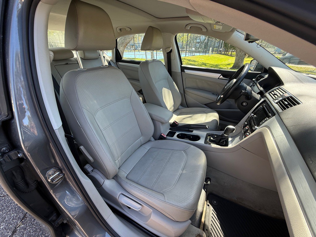 2013 Volkswagen Passat Image 20