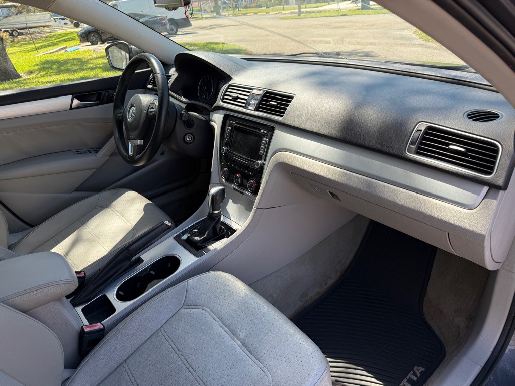 2013 Volkswagen Passat Image 21
