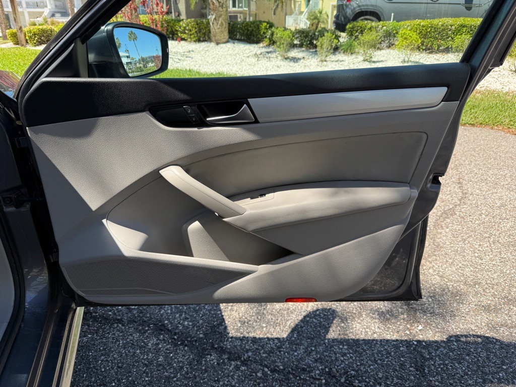 2013 Volkswagen Passat Image 22